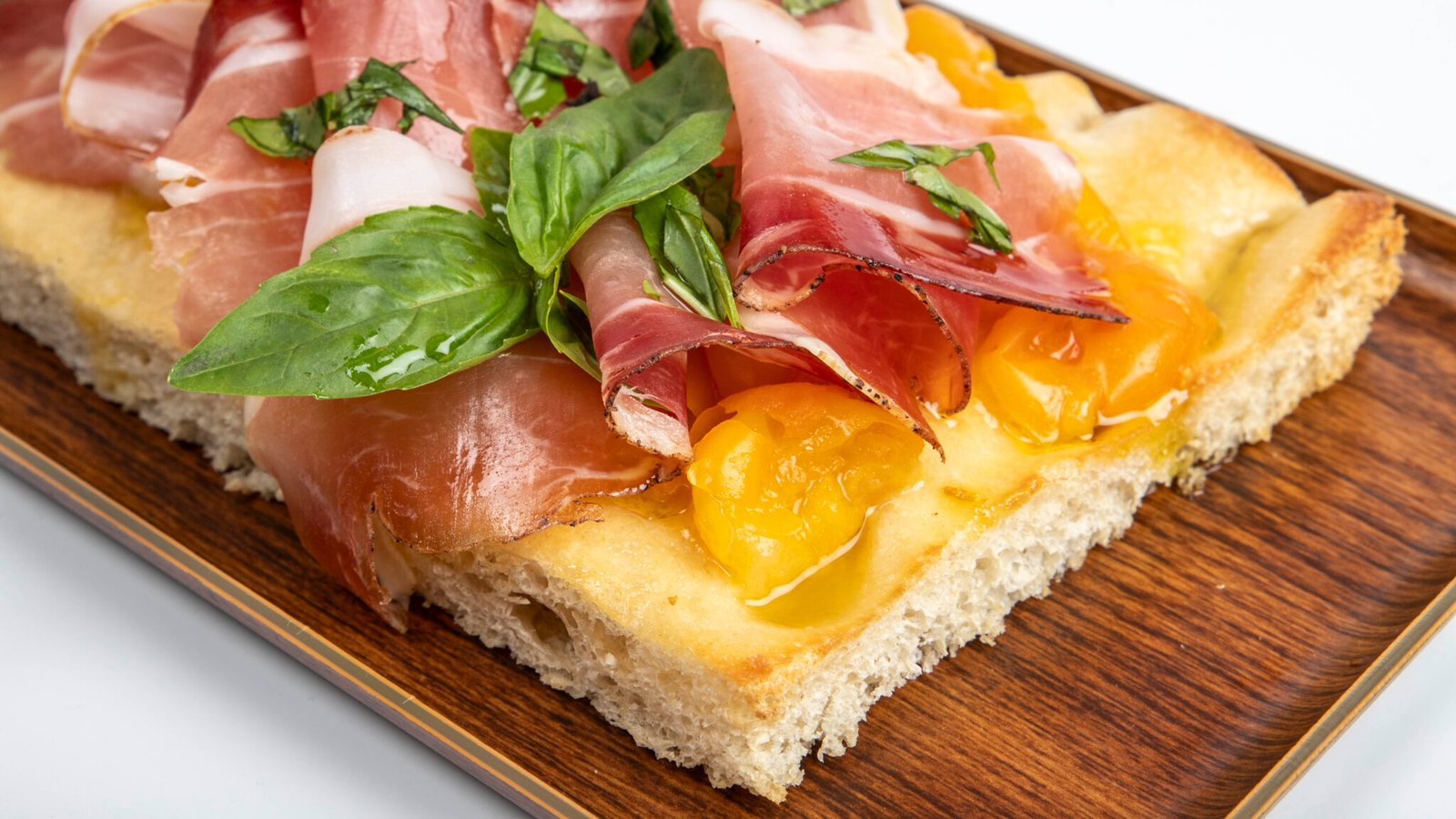Focaccia genovesa con jamón curado y albahaca fresca