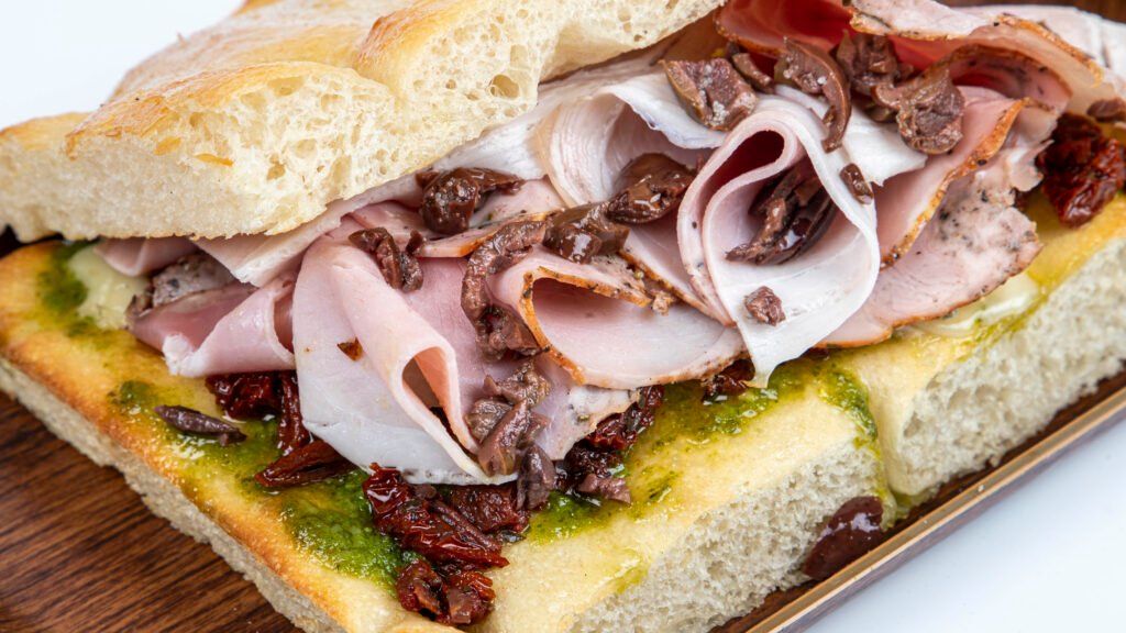 Focaccia genovesa rellena al corte en Caruggi