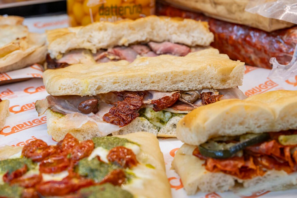 Focaccias genovesas rellenas recién cortadas
