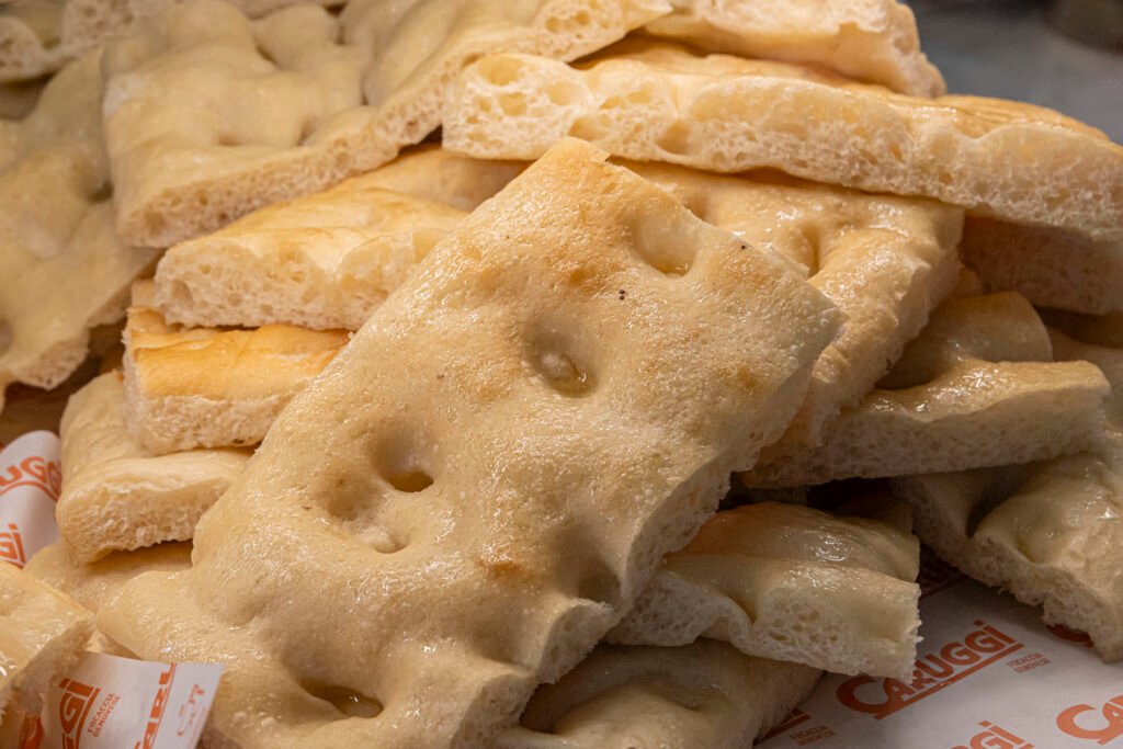 Focaccia genovesa clásica al corte, apilada