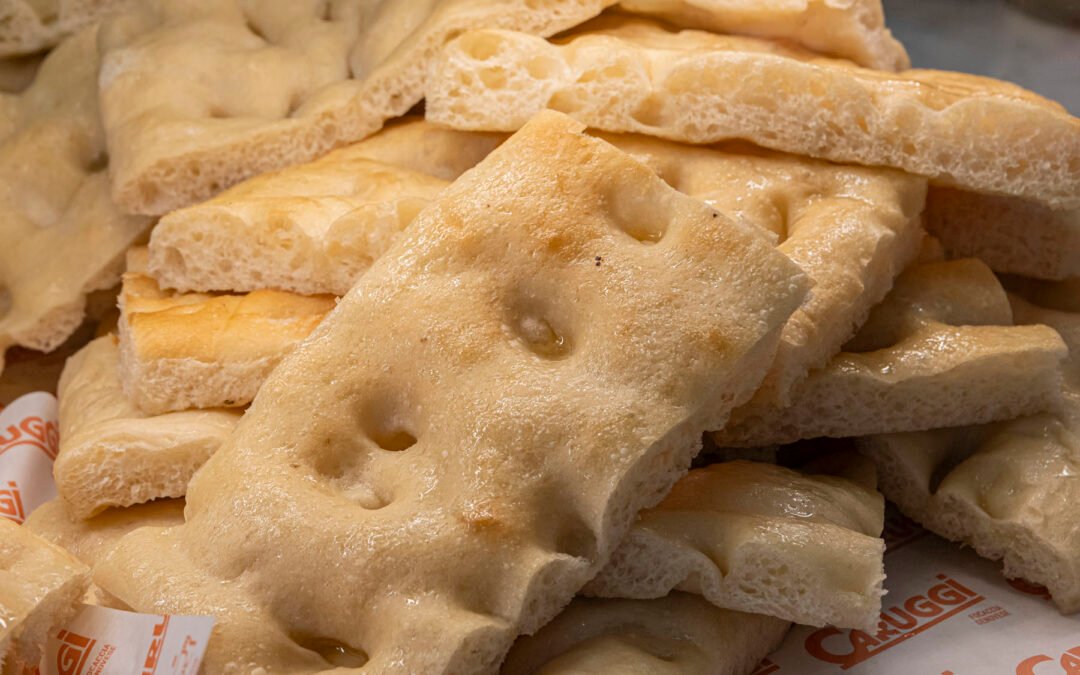 Focaccia genovesa clásica al corte, apilada