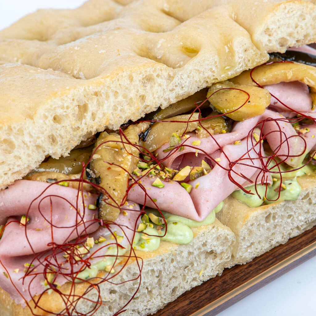 Focaccia genovesa rellena de mortadela