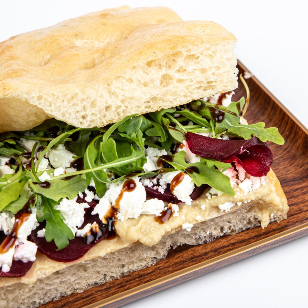 Focaccia genovesa con rúcula y queso
