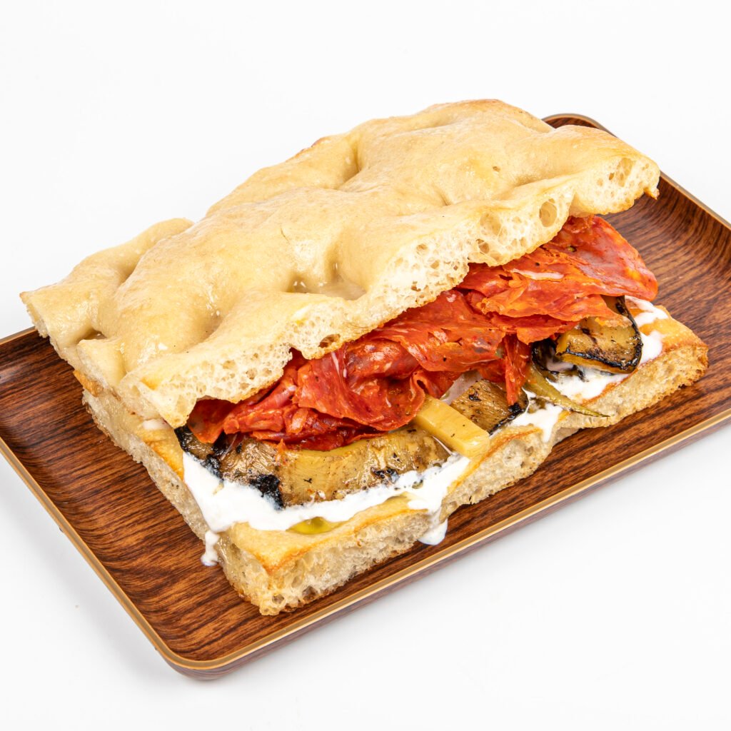 Focaccia genovesa rellena al corte